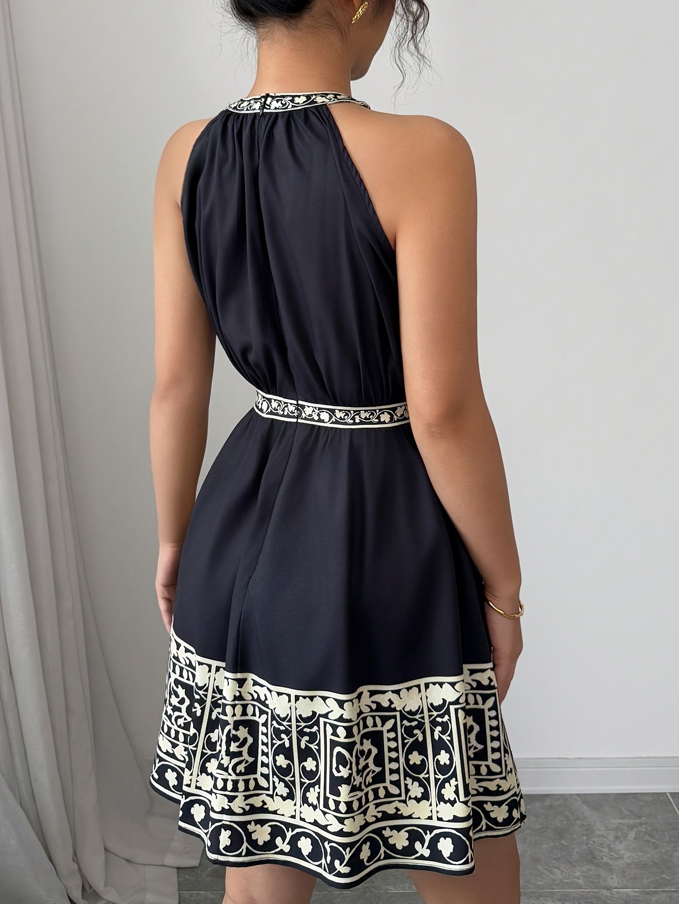 Mini abito elegante senza spalline con maniche in bianco e nero con motivo geometrico