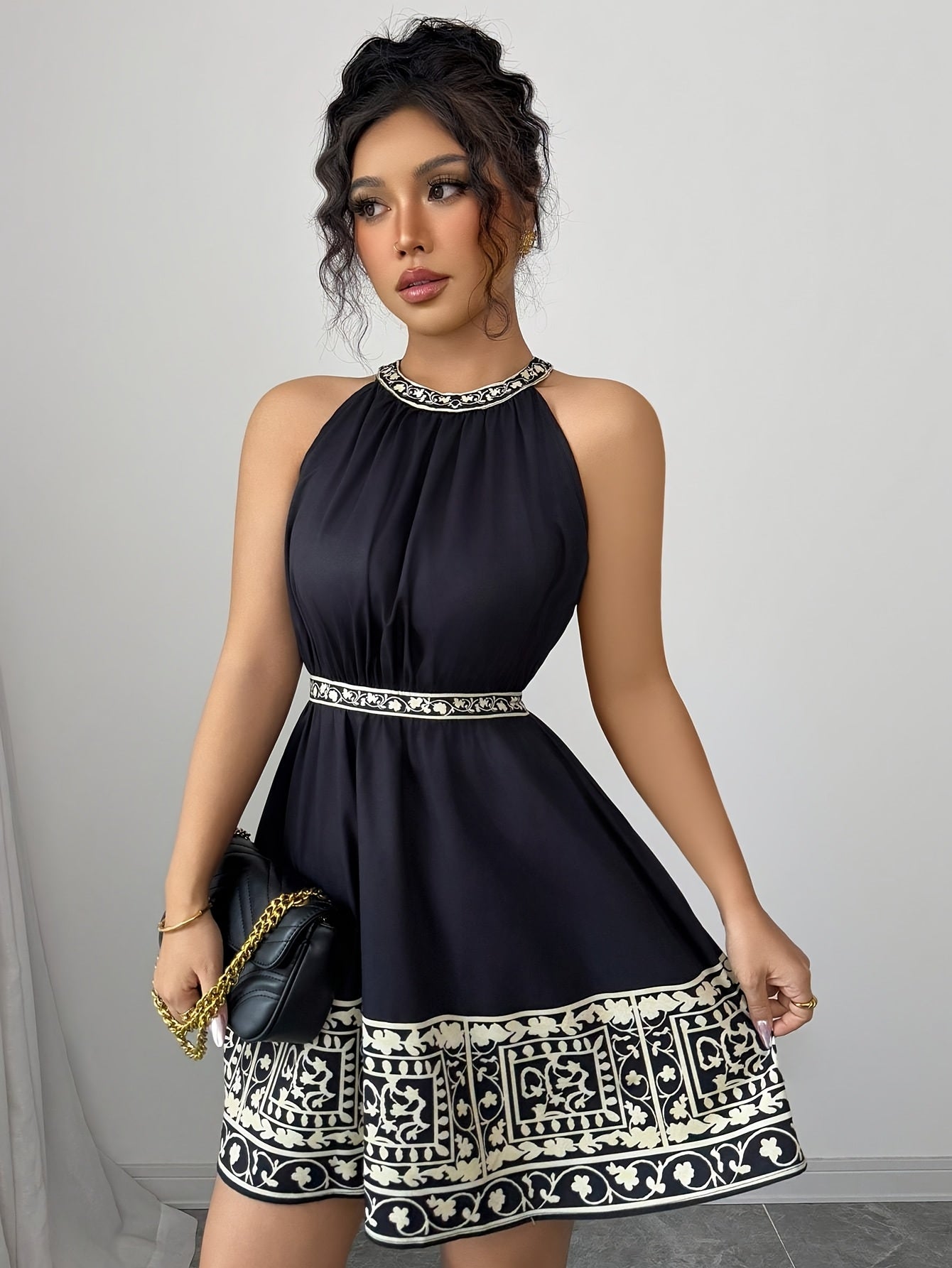 Mini abito elegante senza spalline con maniche in bianco e nero con motivo geometrico