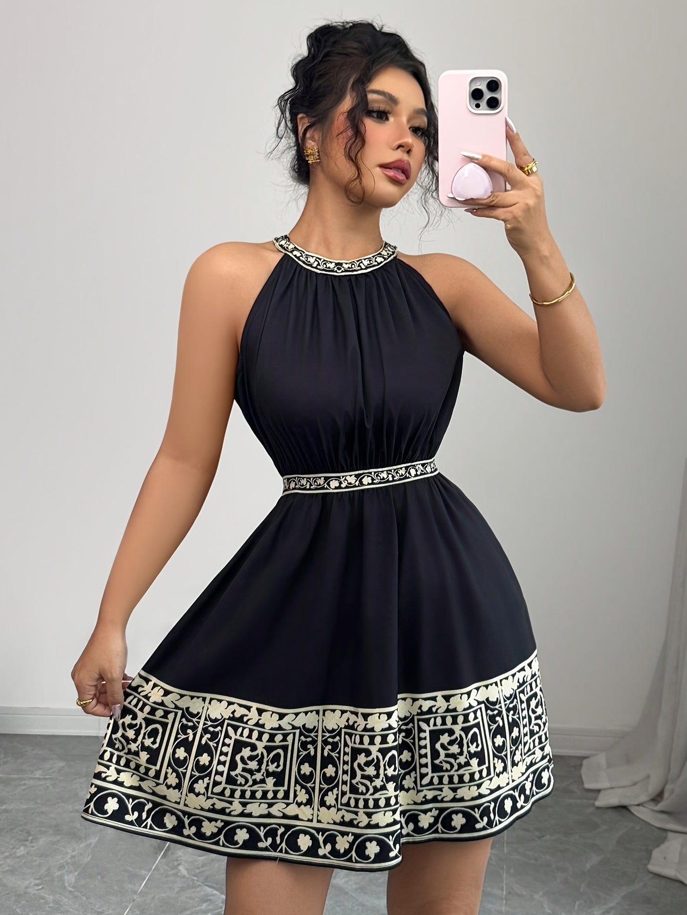Mini abito elegante senza spalline con maniche in bianco e nero con motivo geometrico